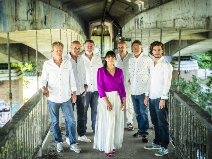 Gent, 10-08-2022
Bandshoot Kadril
Kimberley Claeys: zang
Peter Libbrecht : viool, mondharmonica, zang
Erwin Libbrecht : gitaar, bouzouki, zang
Bart De Cock: doedelzak, nyckelharpa
Dirk Verhegge: elektrische gitaar
Koen Dewaele: bas
Pieter-Jan Jordens: drums
Photo: Alex Vanhee